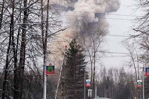 Над заводом здіймається високий стовп диму