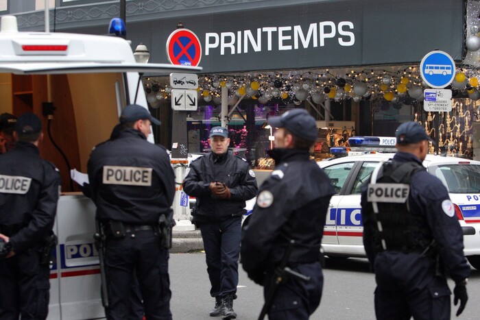 У паризькому метро поліція стріляла у жінку в хіджабі, що погрожувала вибухом