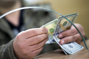 Нацбанк в октябре продал рекордный за полтора года объем валюты