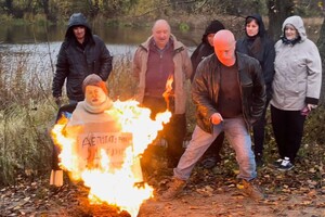 Група людей, які називають себе екологами, спалили опудало депутатки Київської міської ради Юлії Лимар 