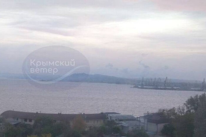 Окупанти влаштували димову завісу в Севастопольській бухті (відео)