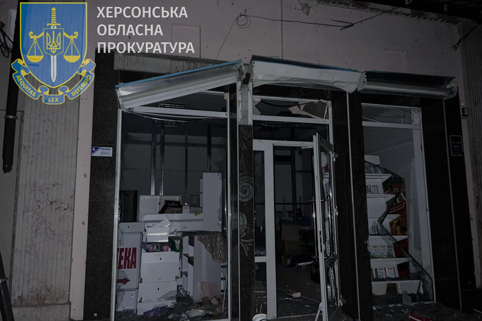 Росіяни обстріляли Херсон, поціливши поблизу магазина