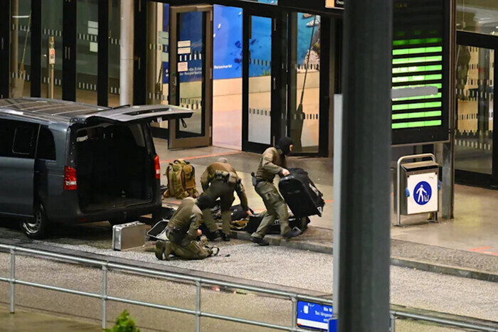 В аэропорту Гамбурга мужчина схватил в заложники четырехлетнего ребенка (фото)