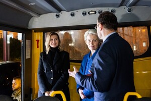 ЄС передав Україні 370 шкільних автобусів (фото)