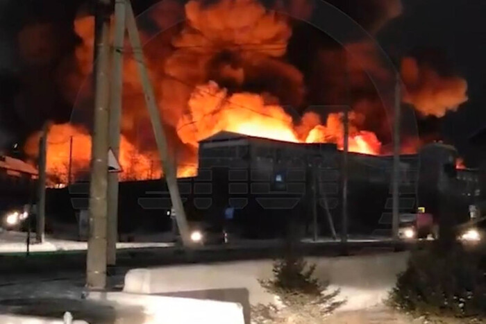 У Бурятії РФ спалахнула масштабна пожежа у торговому центрі (відео)