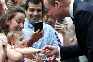 Маленька дівчинка схопила принца Вільяма за палець: як він відреагував