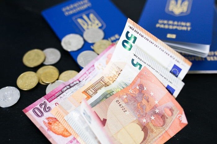 Понад €1 тис. у місяць: у яких країнах Європи українці отримують найвищі соцвиплати
