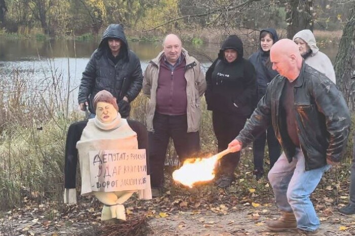 Київрада ініціює перевірку екологів, які спалили опудало депутатки Лимар