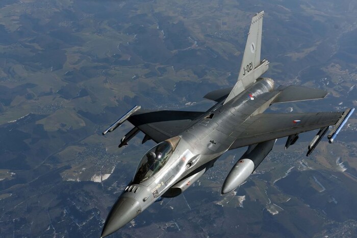 Зеленський підтвердив, що нідерландські F-16 прибули до Румунії для навчання українців