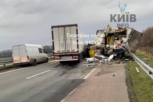 Під Києвом сталася ДТП за участю вантажівки «Нової пошти» (відео)