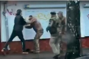 У Житомирі невідомий побив працівника військкомату (відео)