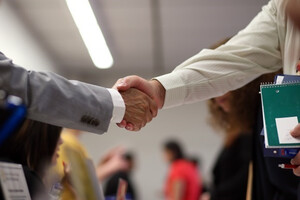 У жовтні за шукачів також конкурували за допомогою підвищення заробітних плат 