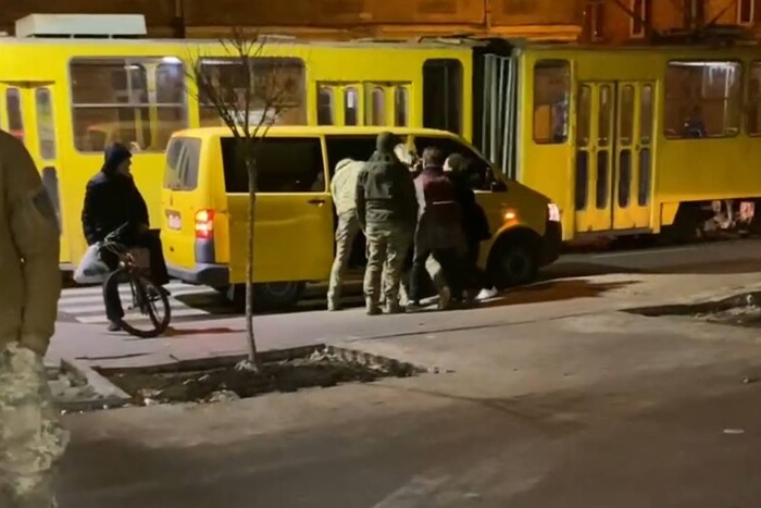 У Львові представники ТЦК силою скрутили чоловіка на вулиці: реакція військкомату (відео)