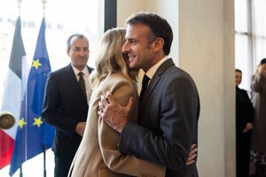 Зеленська зустрілася з Макроном та його дружиною у Франції: обіймалися і цілувалися
