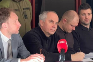 На період судового засідання Шуфричу дозволили перебувати біля його адвокатів, а не за ґратами