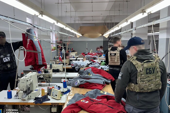 На Закарпатті фабрика шила одяг для російських лижників. СБУ розкрила схему (фото)