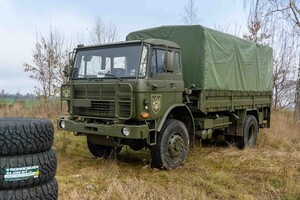 Порошенко привіз у танкову бригаду техніку та засоби для облаштування бліндажів