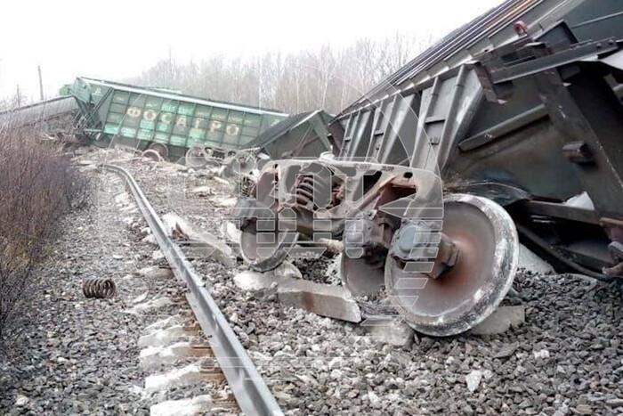 Масштабна аварія в Росії: невідомі підірвали залізничні колії (фото)