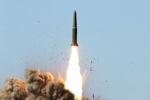 Окупанти атакували Київ балістичною ракетою