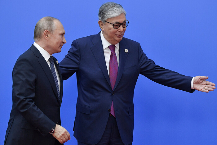 Путін вимагав, щоб Казахстан постачав озброєння РФ для війни з Україною