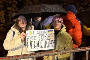 «Зупиніть воєнні злочини Росії»: у Празі під посольством РФ пройшов пікет