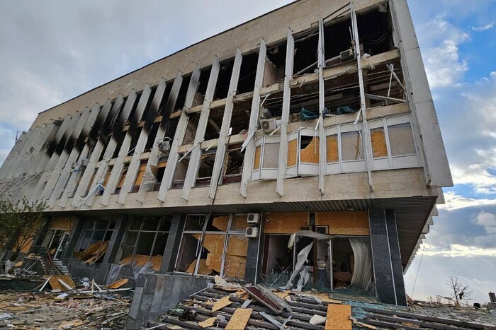 Окупанти зруйнували обласну бібліотеку в Херсоні 