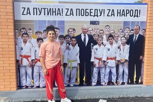 «Нейтральна» дзюдоїстка Таймазова на тлі світлини Путіна та пропаганди з літерою Z продовжує брати у міжнародних  турнірах