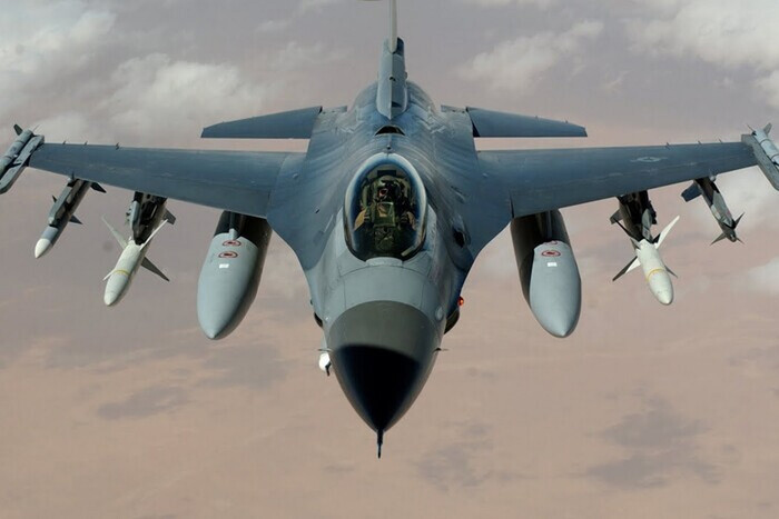 Экс-директор ЦРУ предположил, когда Украина получит истребители F-16