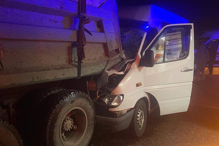 На Київщині маршрутка з пасажирами врізалася у вантажівку: є травмовані 