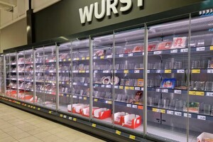 У німецьких супермаркетах дефіцит деяких продуктів, й ось чому