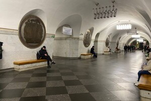 На станції метро «Вокзальна» почали маскувати комуністичну символіку