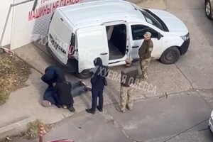 Працівники ТЦК одягли на чоловіка кайданки