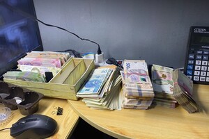 У межах розслідування детективи БЕБ задокументували факт продажу 1,5 тис. фальшивих доларів в одному зі столичних пунктів обміну валют