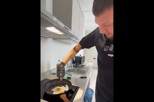 Військовий, який втратив на війні обидві руки, приготував сніданок синові: зворушливе відео