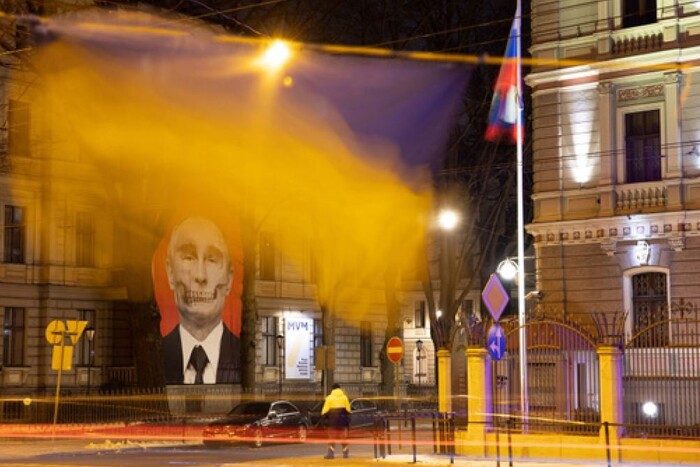 Латвійці за день зібрали кошти на відновлення пошкодженого «черепа Путіна»