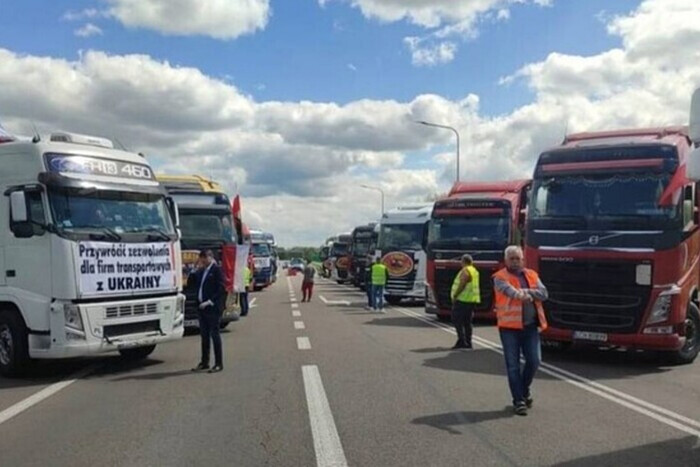 Забастовка перевозчиков: гигантская очередь еще на одном пункте пропуска