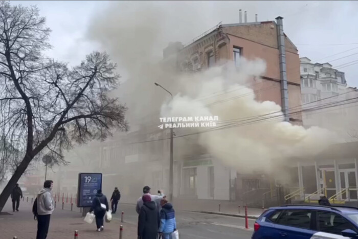 У Києві спалахнула пожежа на Подолі (відео)