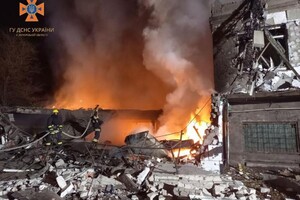 Внаслідок ворожої атаки в Запоріжжі сталася пожежа 