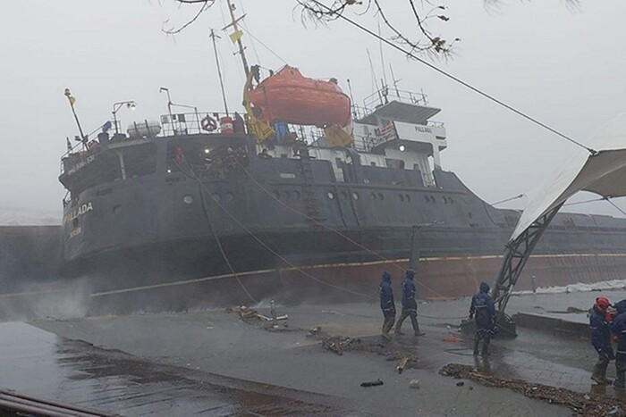 Біля берегів Туреччини навпіл розірвало корабель, що йшов з України