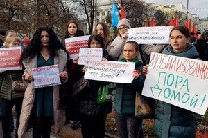 Поліція за лічені хвилини розігнала акцію протесту на Театральній площі