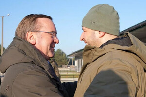 Министр обороны Германии Борис Писториус с украинским коллегой Рустемом Умеровым во время визита в Украину, 21 ноября 2023 года