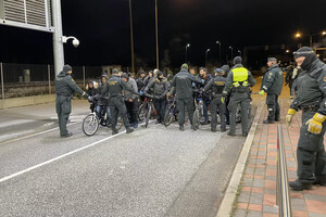 Россияне на велосипедах пытаются прорваться через границу с Финляндией