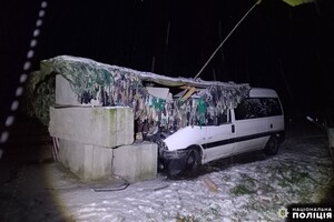 На Рівненщині автомобіль врізався в блокпост: є постраждалі