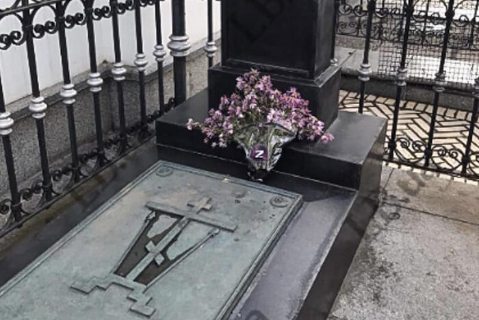 У Києві на могилі Столипіна з'явилися квіти з рашистською символікою (фото)