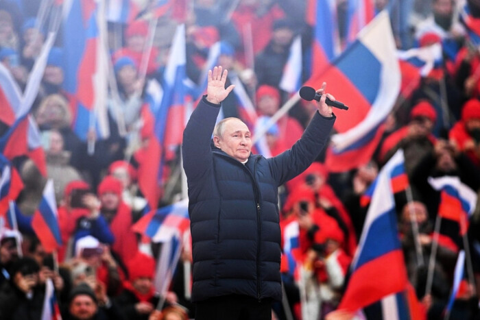 «Это же фашистские лозунги». Близкий к Путину бизнесмен раскритиковал митинги-концерты