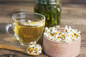 Легкі седативні властивості ромашкового чаю сприяють розслабленню та гарному сну, що робить його чудовим напоєм на ніч