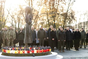 Біля пам’ятника жертвам голодоморів у центрі Києва горять лампадки