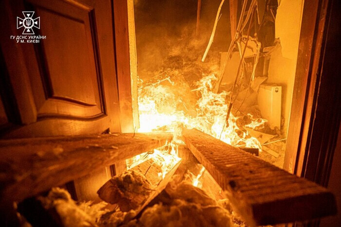 Спасатели показали фото последствий ночного удара по Киеву