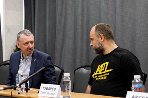 Губарев продолжает радостно топтаться по бывшему соратнику Гиркину