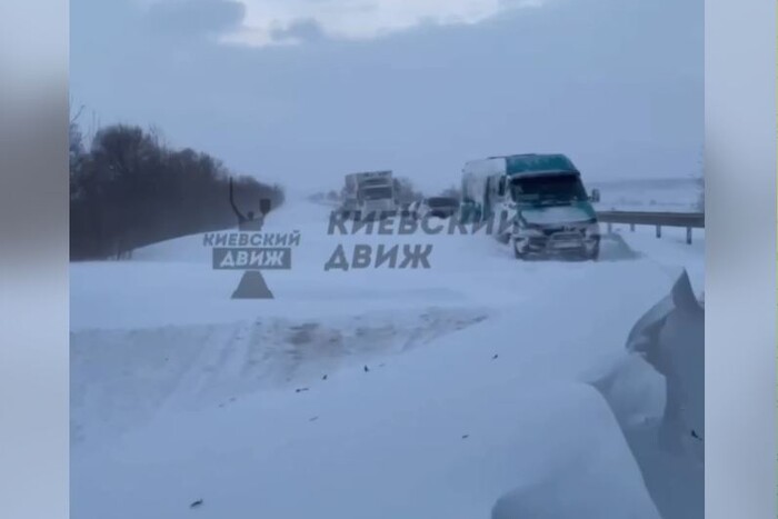 У водіїв закінчуються запаси їжі та паливо: яка ситуація на трасі Одеса-Київ (відео)